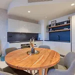 Luxury On 16th Floor In Mercury Tower *