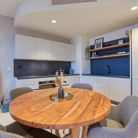 Luxury On 16th Floor In Mercury Tower *